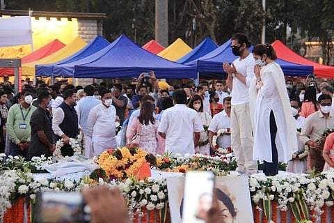 Shah Rukh Khan was seen praying with his hands raised who then blew his blessings on Lata