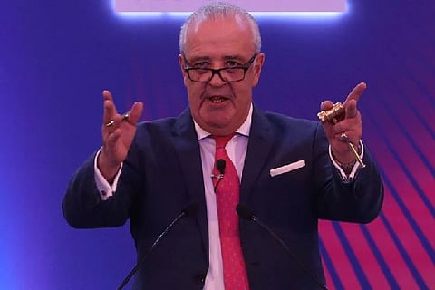 IPL auctioneer Hugh Edmeades collapsed mid-event (Credit: Twitter/@mufaddal_vohra)