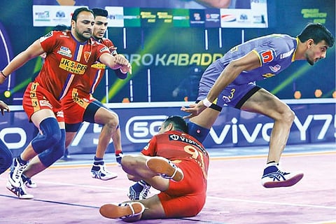 Tamil Thalaivas raider Manjeet tries an escape act