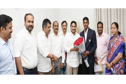 During Wednesday's meeting the chief minister handed over the cheque of Rs 10 lakh/IANS