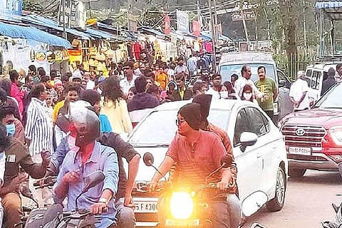 Heavy traffic seen on a road along Lake area in Kodaikanal on Sunday