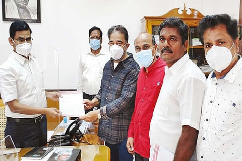 MNM president Kamal Hassan presenting a petition to Chief Secretary Irai Anbu at the Secretariat
