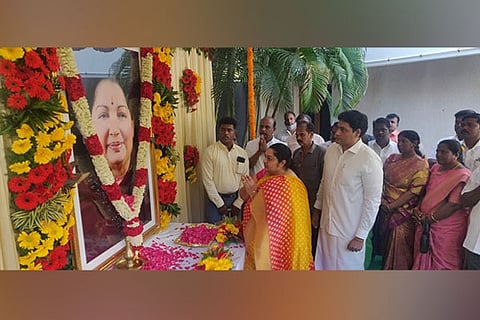 J Deepa, niece of late Tamil Nadu CM Jayalalithaa paying floral tributes (Image Courtesy: ANI)