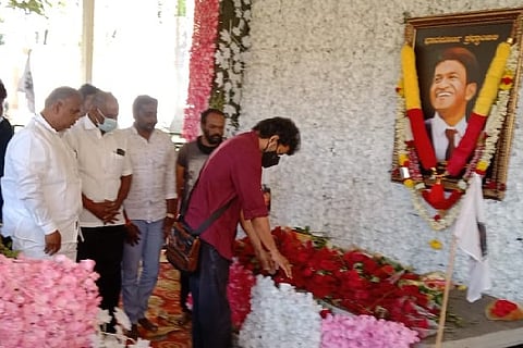 Actor Vijay pays respect to Puneeth. Image Courtesy: Twitter
