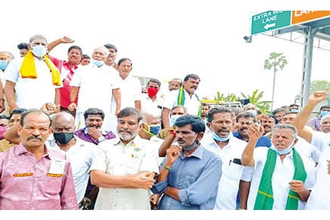 Tirupur farmers protesting for building new toll gate