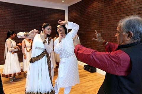 A snap of Kamal Haasan and Andrea dancing with the guidance of Birju Maharaj (Twitter/@Kamalhaasan)