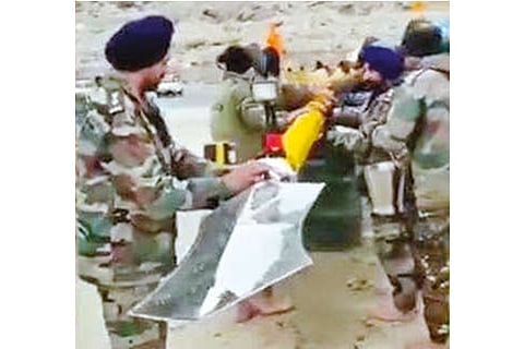 Video of army men installing Sikh flag is from Leh