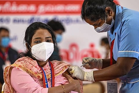 A health worker administers vaccine to a woman (Photo: PTI)