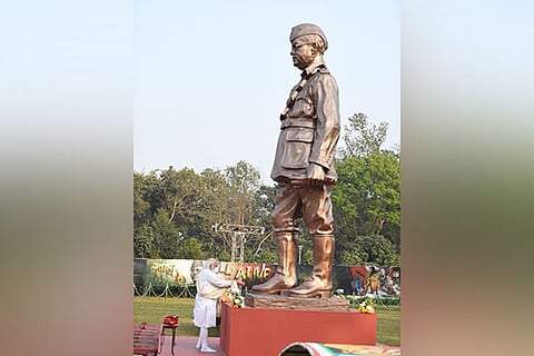 Modi pays tribute to Netaji at his hologram statue at India Gate (Image Courtesy: ANI)