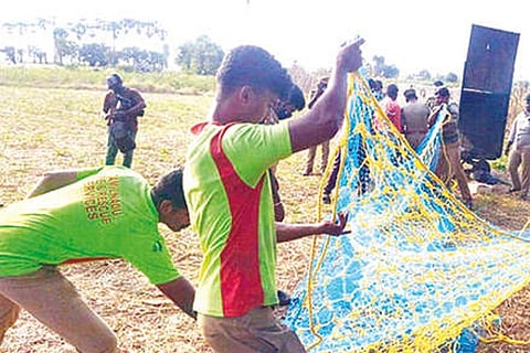Forest Department staff setting up a trap for the leopard