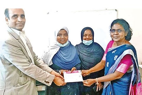 Shamsiya Arfin (2nd from left)