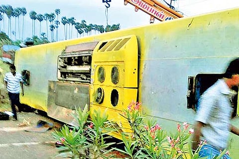 10 killed, 32 hurt as bus hits divider in Tirunelveli