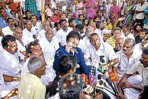 AINMK leader Karthik on Thursday expressed solidarity with those fasting at Alanganallur