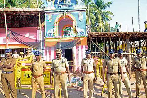Policemen guarding the vadivasal in Palamedu where jallikattu was not allowed