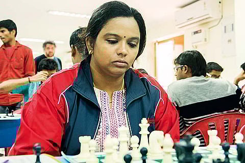 Vijayalakshmi, Deepan follow the leaders