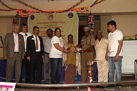 An auto driver being felicitated (Photo: Prakaash)