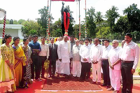 Governor K Rosaiah unveiled a statue of Former President Dr APJ Abdul Kalam