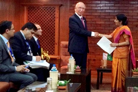 Pakistan's Foreign Affairs Minister Sartaj Aziz and India's External Affairs Minister Sushma Swaraj