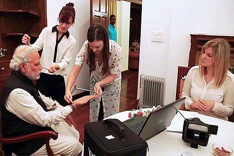 PM Narendra Modi with the artists