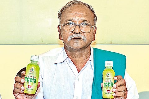 S Nallasamy, Convener, TN Toddy Movement, displaying bottles of toddy at a press meet