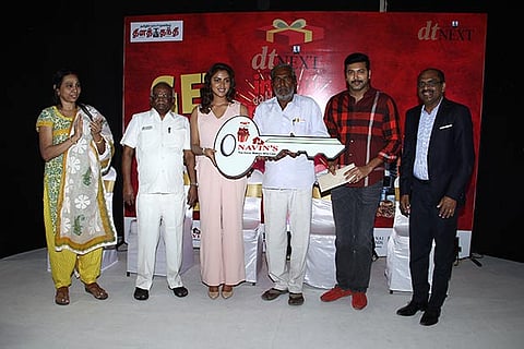 The two actors gave away the prizes to the elated winners