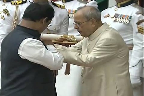 Arunachalam receives the award from President