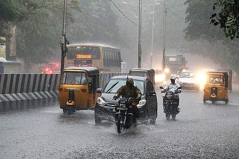 Due to cloudy skies and rains, motorists were forced to switch on their headlamps (Photo: Prakaash)