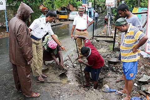 Silt in storm water drain being removed in Adyar following heavy downpour (Photo: Justin George)