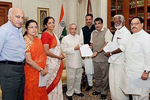 President Pranab Mukherjee meets a delegation of BJP leaders led by Minister Nitin Gadkari