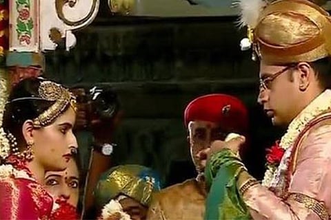 Yaduveer Krishnadatta Chamaraja Wodeyar and Trishika Kumari Singh exchanges garland (Pic: Facebook)