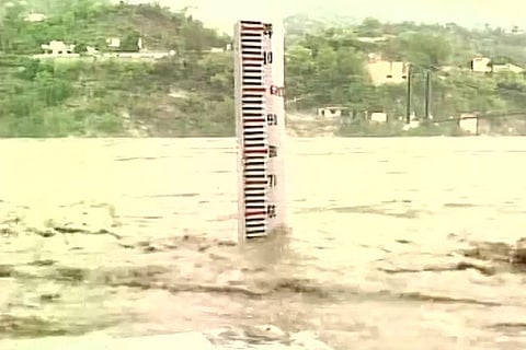 River Alaknanda rises above the danger level mark after a cloudburst (Image and Cap: ANI, Twitter)