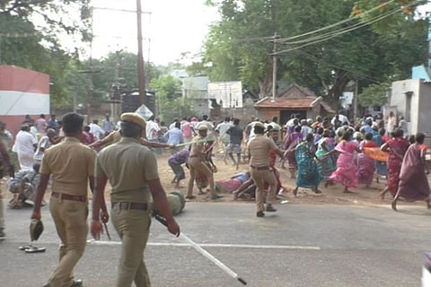 Police resorting to lathicharge to disperse the protestors from Thuvarankurichi Road on Monday