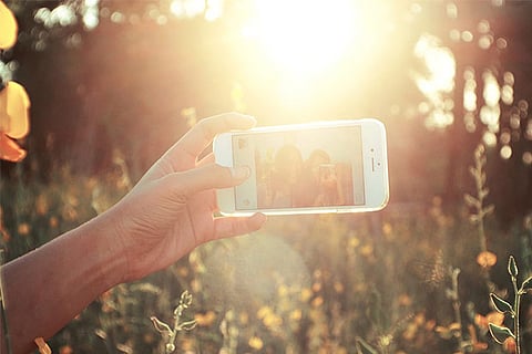 'Selfie Elbow' condition waiting to afflict Indians: Experts