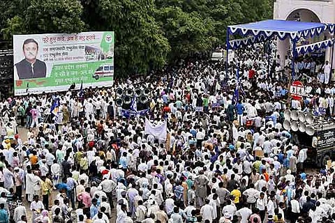 BSP activists protest against expelled BJP leader Dayashankar Singh in Lucknow