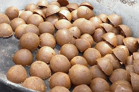 Image of jaggery prepared from sugarcane syrup