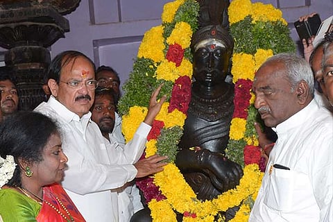 Venkaiah Naidu garlanding the statue of Veerapandiya Kattabomman (Photo: Ayya Nadar)