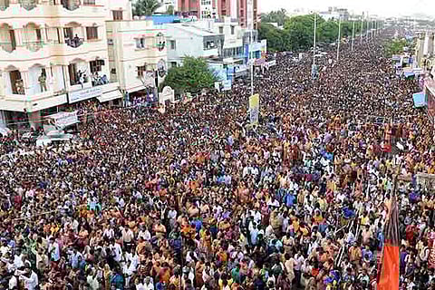 Sea of devotees on the beach road at Besant Nagar