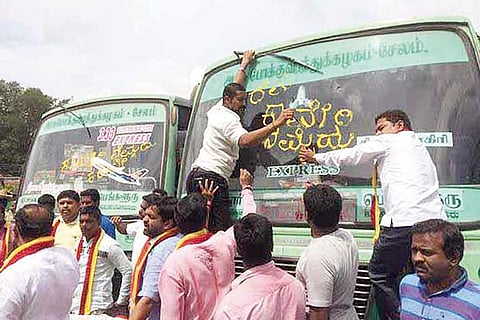 Protesters blocking TN buses during the bandh in Karnataka recently