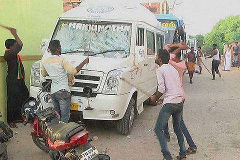 Tamil activists attacking a Karnataka vehicle