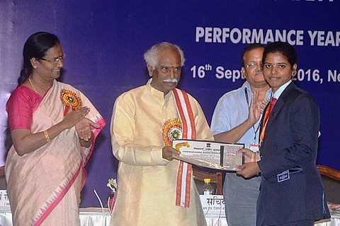 Magu Manchala Yaragorla receiving the Vishwakarma Rashtriya Puraskar Class A award
