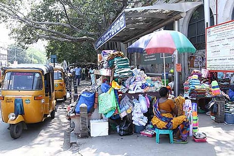 Vendors occupy a major portion of the pavement on Pantheon Road (Image: Manivasagan Namasivayam)