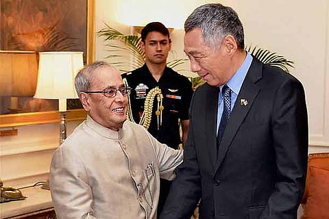 Pranab Mukherjee with Singapore Prime Minister Lee Hsien Loong at Rashtrapati Bhavan in New Delhi