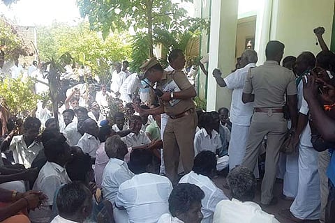 Karur ryots besiege PWD office for water