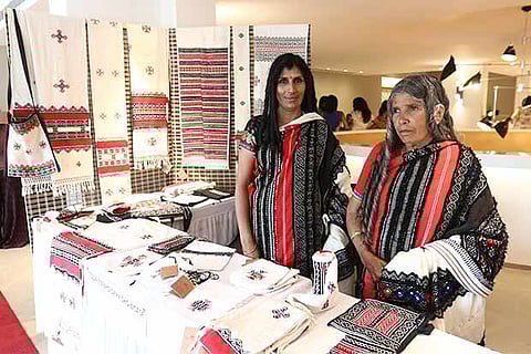 Jaya Muthu and Tejamma display their shawls with toda embroidery (Photo: Manivasagan N)