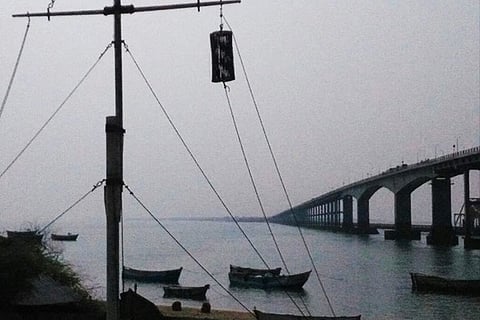 The second stage cyclone warning was hoisted in Rameswaram (Photo: Bala)