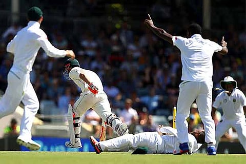 David Warner fails to beat Temba Bavuma?s (bottom) extraordinary throw