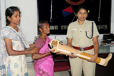 SP RV Ramya Bharathi hands over the artificial leg to Savithri