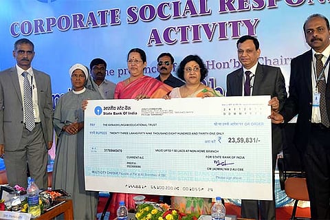 Arundhati Bhattacharya, CMD, SBI hands over a cheque to Avinashilingam Trust