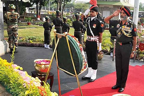 Lt Jagbir Singh, GOC, Dakshin Bharat Area, laying the wreath at Victory War Memorial