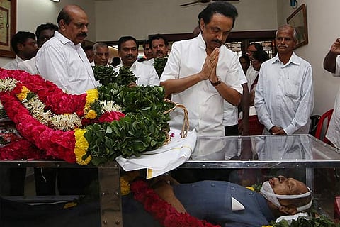 DMK treasurer MK Stalin paying homage to former vice-chancellor of Anna University VC Kulandaiswamy